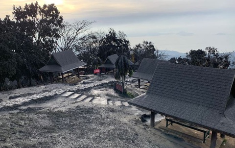 Tro núi lửa Taal đè sập nhà dân, cảnh báo nguy cơ sóng thần - Ảnh 5. Tro núi lửa Taal đè sập nhà dân, cảnh báo nguy cơ sóng thần - Ảnh 5.