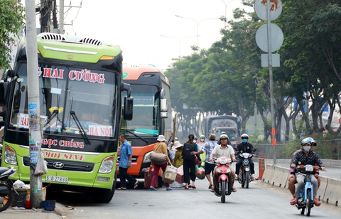 Bát nháo bến xe dã chiến ngang nhiên khắp nơi - Ảnh 1. Bát nháo bến xe dã chiến ngang nhiên khắp nơi - Ảnh 1.