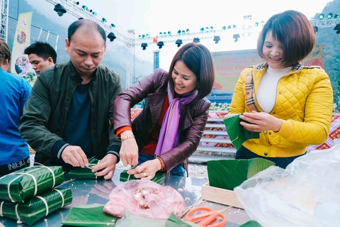 Bánh chưng xanh ấm áp tình quân dân biên giới - Ảnh 2. Bánh chưng xanh ấm áp tình quân dân biên giới - Ảnh 2.