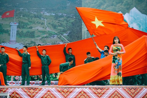 Bánh chưng xanh ấm áp tình quân dân biên giới - Ảnh 1. Bánh chưng xanh ấm áp tình quân dân biên giới - Ảnh 1.