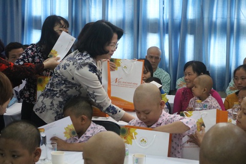 Phó chủ tịch nước Đặng Thị Ngọc Thịnh tặng quà tết cho bệnh nhân ung thư - Ảnh 4. Phó chủ tịch nước Đặng Thị Ngọc Thịnh tặng quà tết cho bệnh nhân ung thư - Ảnh 4.