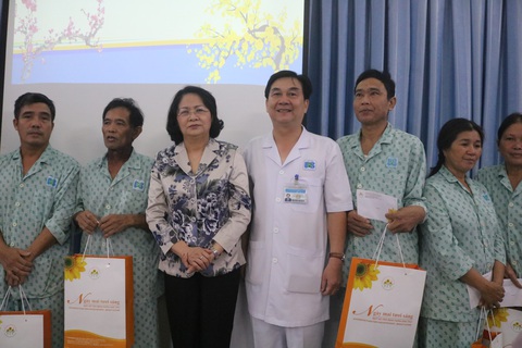 Phó chủ tịch nước Đặng Thị Ngọc Thịnh tặng quà tết cho bệnh nhân ung thư - Ảnh 5. Phó chủ tịch nước Đặng Thị Ngọc Thịnh tặng quà tết cho bệnh nhân ung thư - Ảnh 5.