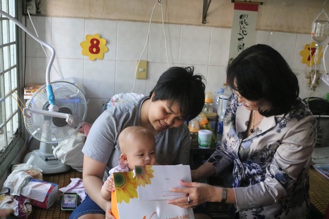 Phó chủ tịch nước Đặng Thị Ngọc Thịnh tặng quà tết cho bệnh nhân ung thư - Ảnh 1. Phó chủ tịch nước Đặng Thị Ngọc Thịnh tặng quà tết cho bệnh nhân ung thư - Ảnh 1.