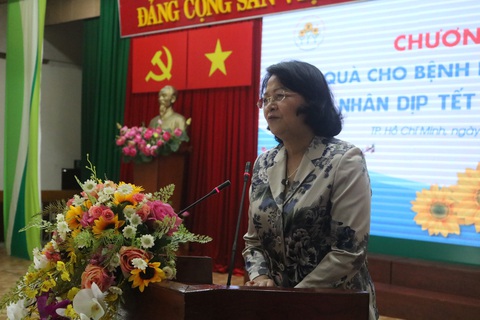 Phó chủ tịch nước Đặng Thị Ngọc Thịnh tặng quà tết cho bệnh nhân ung thư - Ảnh 2. Phó chủ tịch nước Đặng Thị Ngọc Thịnh tặng quà tết cho bệnh nhân ung thư - Ảnh 2.