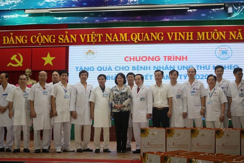 Phó chủ tịch nước Đặng Thị Ngọc Thịnh tặng quà tết cho bệnh nhân ung thư - Ảnh 6. Phó chủ tịch nước Đặng Thị Ngọc Thịnh tặng quà tết cho bệnh nhân ung thư - Ảnh 6.