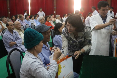 Phó chủ tịch nước Đặng Thị Ngọc Thịnh tặng quà tết cho bệnh nhân ung thư - Ảnh 3. Phó chủ tịch nước Đặng Thị Ngọc Thịnh tặng quà tết cho bệnh nhân ung thư - Ảnh 3.