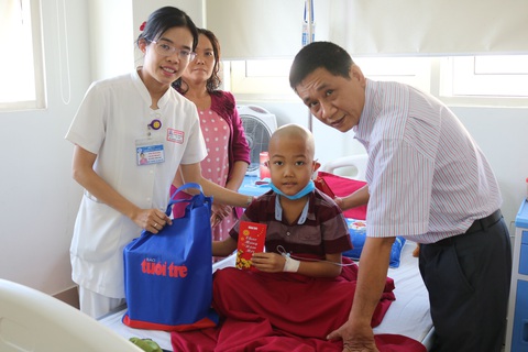 Mang quà tết đến với bệnh nhi ung thư - Ảnh 1. Mang quà tết đến với bệnh nhi ung thư - Ảnh 1.