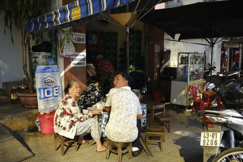Người dân phải ứng xử ra sao khi bị kính cao ốc rọi nắng rực nhà? - Ảnh 2. Người dân phải ứng xử ra sao khi bị kính cao ốc rọi nắng rực nhà? - Ảnh 2.