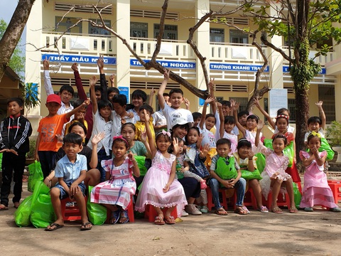 Áo mới ngày tết cho những đứa trẻ du mục ở bãi rác Phú Quốc - Ảnh 1. Áo mới ngày tết cho những đứa trẻ du mục ở bãi rác Phú Quốc - Ảnh 1.