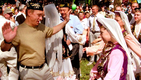 Nhảy múa cùng Bush, và những hình ảnh thú vị 20 năm ông Putin nắm quyền - Ảnh 2. Nhảy múa cùng Bush, và những hình ảnh thú vị 20 năm ông Putin nắm quyền - Ảnh 2.