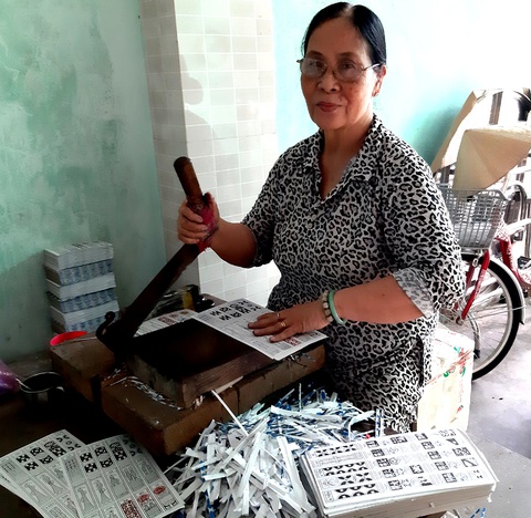 Chỉ còn một nghệ nhân duy nhất làm bài tới - Ảnh 1. Chỉ còn một nghệ nhân duy nhất làm bài tới - Ảnh 1.