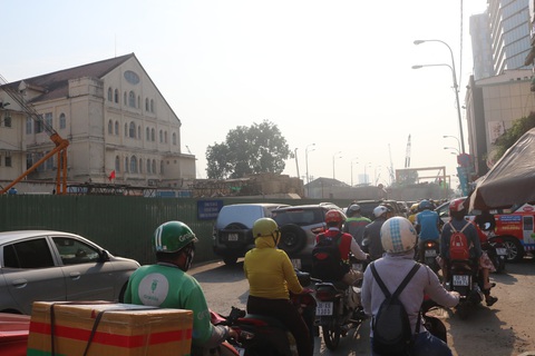 Hàng trăm lô cốt giăng kín nhiều tuyến đường TP.HCM dịp tết - Ảnh 3. Hàng trăm lô cốt giăng kín nhiều tuyến đường TP.HCM dịp tết - Ảnh 3.