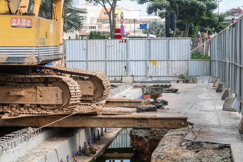 Hàng trăm lô cốt giăng kín nhiều tuyến đường TP.HCM dịp tết - Ảnh 8. Hàng trăm lô cốt giăng kín nhiều tuyến đường TP.HCM dịp tết - Ảnh 8.