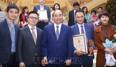 Thủ tướng Nguyễn Xuân Phúc dự công bố và trao Giải báo chí Búa liềm vàng 2019 - Ảnh 1. Thủ tướng Nguyễn Xuân Phúc dự công bố và trao Giải báo chí Búa liềm vàng 2019 - Ảnh 1.