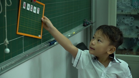 Công bố sách giáo khoa Tiếng Anh trước Tết Nguyên đán - Ảnh 1. Công bố sách giáo khoa Tiếng Anh trước Tết Nguyên đán - Ảnh 1.