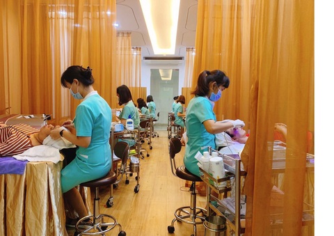 Các chị em nhộn nhịp làm đẹp đón xuân - Ảnh 1. Các chị em nhộn nhịp làm đẹp đón xuân - Ảnh 1.