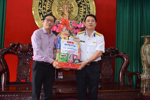 Quà bạn đọc báo Tuổi Trẻ đến với lính tàu ngầm, tàu hộ vệ tên lửa, không quân hải quân - Ảnh 1. Quà bạn đọc báo Tuổi Trẻ đến với lính tàu ngầm, tàu hộ vệ tên lửa, không quân hải quân - Ảnh 1.
