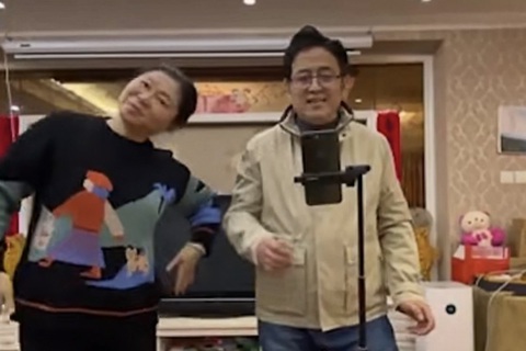 Clip cha mẹ múa hát mong con có bồ khiến dân mạng xốn xang - Ảnh 1. Clip cha mẹ múa hát mong con có bồ khiến dân mạng xốn xang - Ảnh 1.