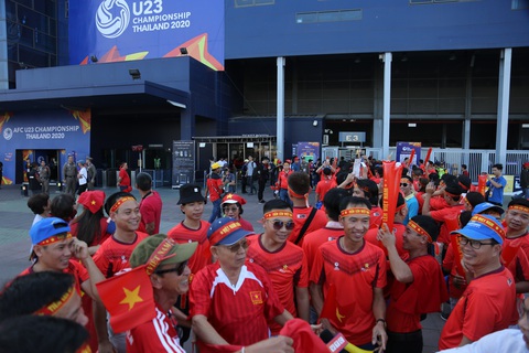 AFC cảnh cáo CĐV Việt Nam về việc bán áo, mũ trước sân vận động - Ảnh 1. AFC cảnh cáo CĐV Việt Nam về việc bán áo, mũ trước sân vận động - Ảnh 1.
