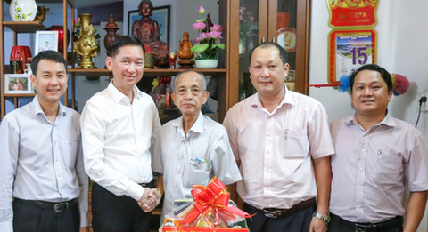 Lãnh đạo TP.HCM chúc tết cán bộ lão thành hưu trí - Ảnh 1. Lãnh đạo TP.HCM chúc tết cán bộ lão thành hưu trí - Ảnh 1.
