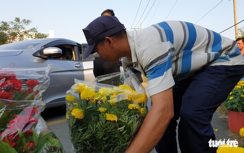 Nghe chuyện người chồng mất vợ, bà con ra ủng hộ mua hết bông - Ảnh 3. Nghe chuyện người chồng mất vợ, bà con ra ủng hộ mua hết bông - Ảnh 3.