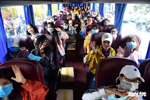 Bến xe sinh viên nhộn nhịp giữa rừng mai vàng - Ảnh 6. Bến xe sinh viên nhộn nhịp giữa rừng mai vàng - Ảnh 6.