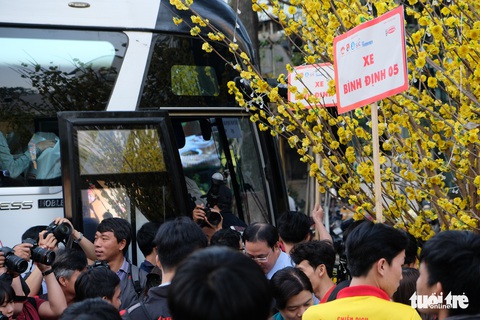 Bến xe sinh viên nhộn nhịp giữa rừng mai vàng - Ảnh 9. Bến xe sinh viên nhộn nhịp giữa rừng mai vàng - Ảnh 9.