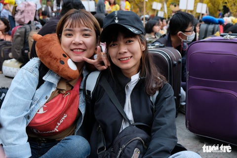 Bến xe sinh viên nhộn nhịp giữa rừng mai vàng - Ảnh 11. Bến xe sinh viên nhộn nhịp giữa rừng mai vàng - Ảnh 11.