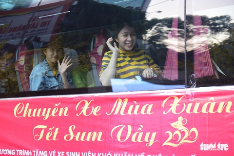 Bến xe sinh viên nhộn nhịp giữa rừng mai vàng - Ảnh 2. Bến xe sinh viên nhộn nhịp giữa rừng mai vàng - Ảnh 2.