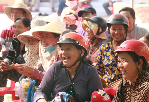 Tết sẻ chia vun đắp ước mơ trẻ em vùng hạn mặn - Ảnh 2. Tết sẻ chia vun đắp ước mơ trẻ em vùng hạn mặn - Ảnh 2.