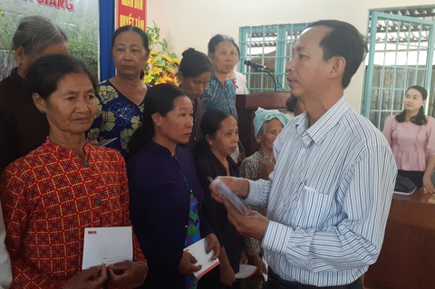 Tết sẻ chia vun đắp ước mơ trẻ em vùng hạn mặn - Ảnh 4. Tết sẻ chia vun đắp ước mơ trẻ em vùng hạn mặn - Ảnh 4.