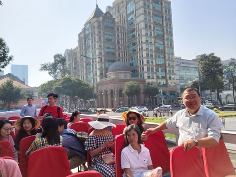 Du xuân ngắm cảnh đẹp TP.HCM từ xe buýt hai tầng mui trần - Ảnh 1. Du xuân ngắm cảnh đẹp TP.HCM từ xe buýt hai tầng mui trần - Ảnh 1.