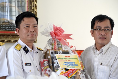 Báo Tuổi Trẻ mang chương trình Mùa xuân biển đảo đến với chiến sĩ nhà giàn - Ảnh 2. Báo Tuổi Trẻ mang chương trình Mùa xuân biển đảo đến với chiến sĩ nhà giàn - Ảnh 2.