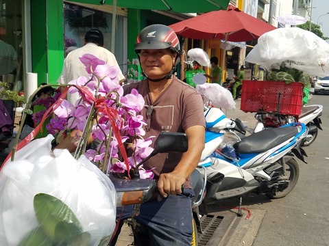 Lan hồ điệp chơi tết hàng chục triệu đồng vẫn nhiều khách mua tấp nập - Ảnh 4. Lan hồ điệp chơi tết hàng chục triệu đồng vẫn nhiều khách mua tấp nập - Ảnh 4.
