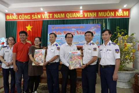 Báo Tuổi Trẻ mang chương trình Mùa xuân biển đảo đến với chiến sĩ nhà giàn - Ảnh 3. Báo Tuổi Trẻ mang chương trình Mùa xuân biển đảo đến với chiến sĩ nhà giàn - Ảnh 3.