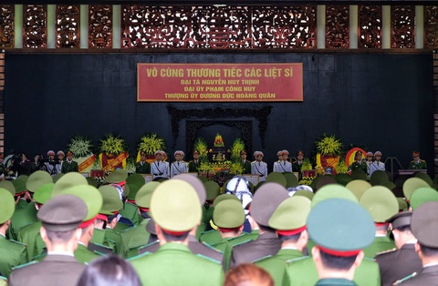 Thủ tướng đến viếng, tiễn đưa 3 cán bộ công an hi sinh tại Đồng Tâm - Ảnh 11. Thủ tướng đến viếng, tiễn đưa 3 cán bộ công an hi sinh tại Đồng Tâm - Ảnh 11.
