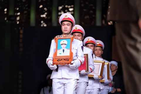Thủ tướng đến viếng, tiễn đưa 3 cán bộ công an hi sinh tại Đồng Tâm - Ảnh 12. Thủ tướng đến viếng, tiễn đưa 3 cán bộ công an hi sinh tại Đồng Tâm - Ảnh 12.