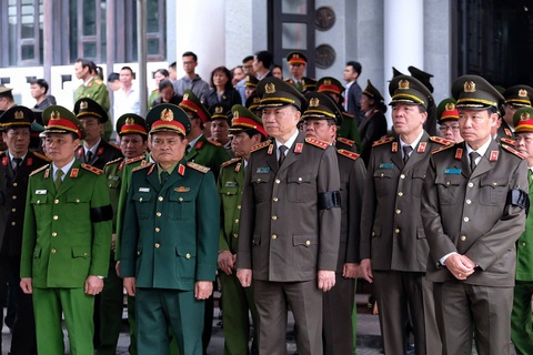 Thủ tướng đến viếng, tiễn đưa 3 cán bộ công an hi sinh tại Đồng Tâm - Ảnh 13. Thủ tướng đến viếng, tiễn đưa 3 cán bộ công an hi sinh tại Đồng Tâm - Ảnh 13.