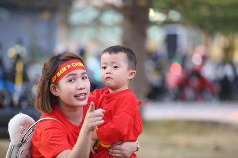 CĐV Việt Nam mang tù và đến Rajamangala để chúc U23 Việt Nam vượt khó - Ảnh 4. CĐV Việt Nam mang tù và đến Rajamangala để chúc U23 Việt Nam vượt khó - Ảnh 4.
