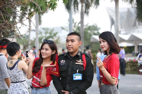 CĐV Việt Nam mang tù và đến Rajamangala để chúc U23 Việt Nam vượt khó - Ảnh 7. CĐV Việt Nam mang tù và đến Rajamangala để chúc U23 Việt Nam vượt khó - Ảnh 7.