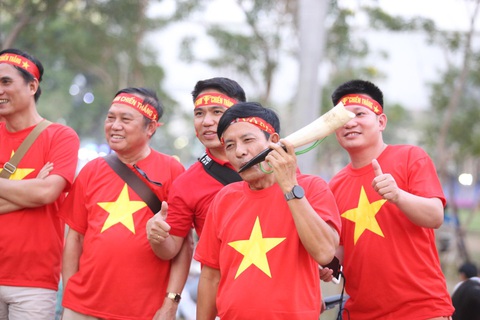 CĐV Việt Nam mang tù và đến Rajamangala để chúc U23 Việt Nam vượt khó - Ảnh 1. CĐV Việt Nam mang tù và đến Rajamangala để chúc U23 Việt Nam vượt khó - Ảnh 1.