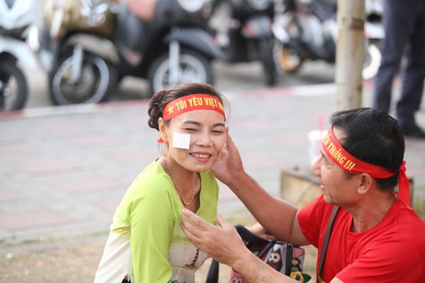 CĐV Việt Nam mang tù và đến Rajamangala để chúc U23 Việt Nam vượt khó - Ảnh 6. CĐV Việt Nam mang tù và đến Rajamangala để chúc U23 Việt Nam vượt khó - Ảnh 6.