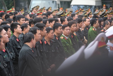 Thủ tướng đến viếng, tiễn đưa 3 cán bộ công an hi sinh tại Đồng Tâm - Ảnh 6. Thủ tướng đến viếng, tiễn đưa 3 cán bộ công an hi sinh tại Đồng Tâm - Ảnh 6.