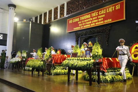 Thủ tướng đến viếng, tiễn đưa 3 cán bộ công an hi sinh tại Đồng Tâm - Ảnh 2. Thủ tướng đến viếng, tiễn đưa 3 cán bộ công an hi sinh tại Đồng Tâm - Ảnh 2.