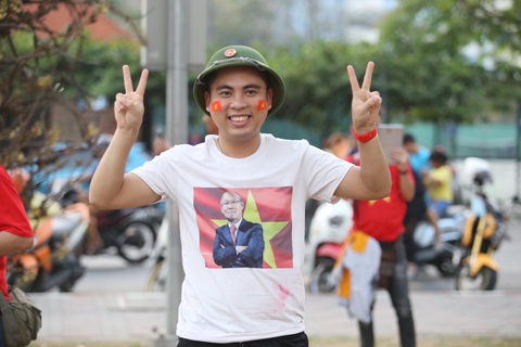 CĐV Việt Nam mang tù và đến Rajamangala để chúc U23 Việt Nam vượt khó - Ảnh 5. CĐV Việt Nam mang tù và đến Rajamangala để chúc U23 Việt Nam vượt khó - Ảnh 5.