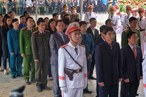 Thủ tướng đến viếng, tiễn đưa 3 cán bộ công an hi sinh tại Đồng Tâm - Ảnh 8. Thủ tướng đến viếng, tiễn đưa 3 cán bộ công an hi sinh tại Đồng Tâm - Ảnh 8.