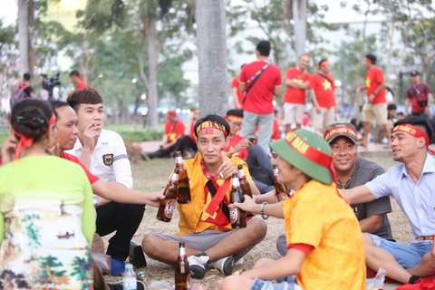 CĐV Việt Nam mang tù và đến Rajamangala để chúc U23 Việt Nam vượt khó - Ảnh 3. CĐV Việt Nam mang tù và đến Rajamangala để chúc U23 Việt Nam vượt khó - Ảnh 3.