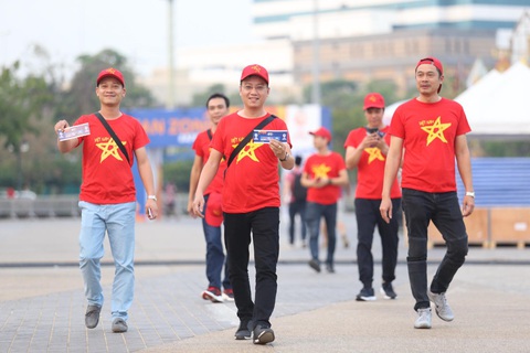 CĐV Việt Nam mang tù và đến Rajamangala để chúc U23 Việt Nam vượt khó - Ảnh 2. CĐV Việt Nam mang tù và đến Rajamangala để chúc U23 Việt Nam vượt khó - Ảnh 2.