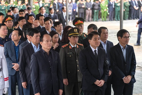 Thủ tướng đến viếng, tiễn đưa 3 cán bộ công an hi sinh tại Đồng Tâm - Ảnh 5. Thủ tướng đến viếng, tiễn đưa 3 cán bộ công an hi sinh tại Đồng Tâm - Ảnh 5.