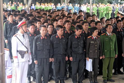 Thủ tướng đến viếng, tiễn đưa 3 cán bộ công an hi sinh tại Đồng Tâm - Ảnh 7. Thủ tướng đến viếng, tiễn đưa 3 cán bộ công an hi sinh tại Đồng Tâm - Ảnh 7.